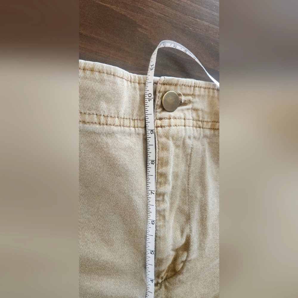 Old Navy~Woman's Y2K Cargo Shorts~Tan~size Large - Picture 12 of 13